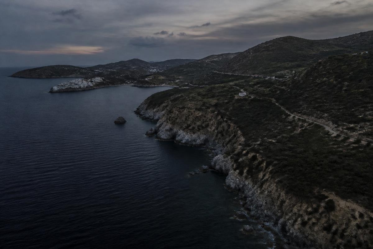 Costa rochosa da ilha de Patmos ao entardecer